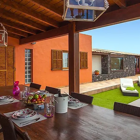 Sleeps 6 Pool Wifi Vakantiehuis