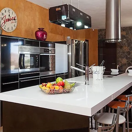 Sleeps 6 Pool Wifi Vakantiehuis