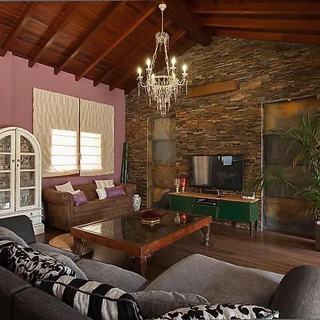 Sleeps 6 Pool Wifi Vakantiehuis