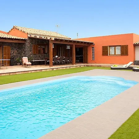 Vakantiehuis Sleeps 6 Pool Wifi *
